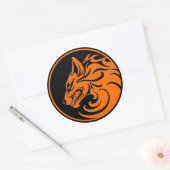 Growling Sinaasappel en Zwarte Wolf Circle Ronde Sticker (Envelop)