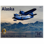 Grumman G-21 Fotobeeldje Magneet<br><div class="desc">Een postzegel van een fictief onafhankelijk Alaska, waarop een Grumman G-21 Goose amphibious vliegtuig staat afgebeeld dat in dienst is bij de troepen van de staat Alaska boven water met bergen op de achtergrond. Er verschijnt ook tekst, Alaska", "POSTAGE 20 NUGGETS" en "Alaska State Troopers Grumman G-21 Goose". De Grumman...</div>