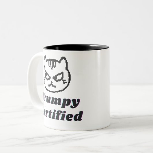 "Grumpy Certified" Funny Cat Meme Design Tweekleurige Koffiemok (Voorkant links)