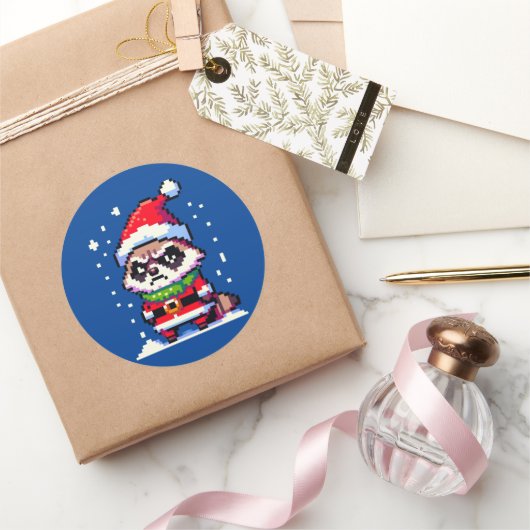Grumpy Christmas Raccoon - Grappige Pixel Art Vaka Ronde Sticker (Geschenken)