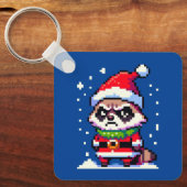 Grumpy Christmas Raccoon - Grappige Pixel Art Vaka Sleutelhanger (Voorkant)