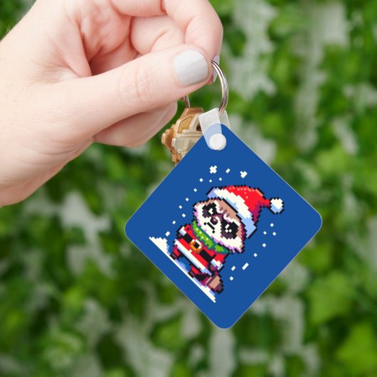 Grumpy Christmas Raccoon - Grappige Pixel Art Vaka Sleutelhanger (Hand)