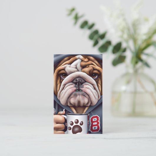 Grumpy Engelse Bulldog in Hoody Holding Visitekaartje (Staand voorkant)