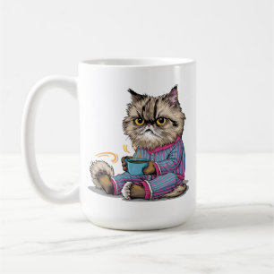 Grumpy kat in pyjama met koffie koffiemok