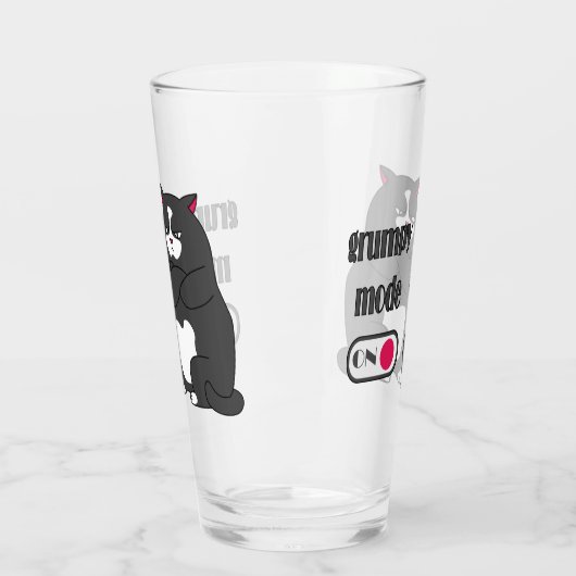Grumpy mode on funny fat cat glas (Links)