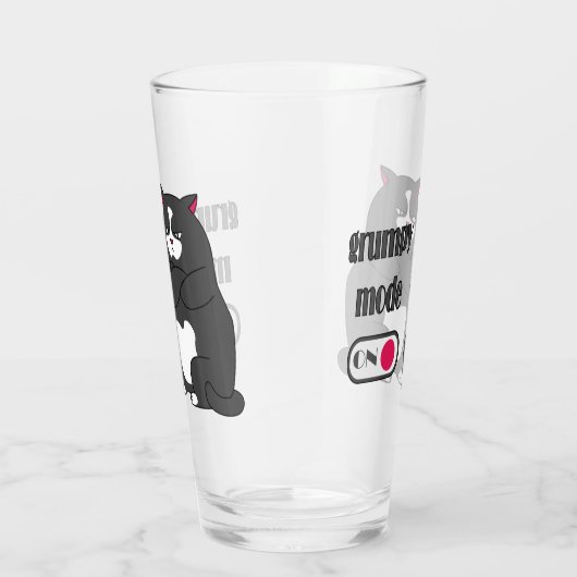 Grumpy mode on funny fat cat glas (Rechts)