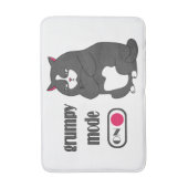 Grumpy mode op een rare vetkat badmat (Voorkant Verticaal)