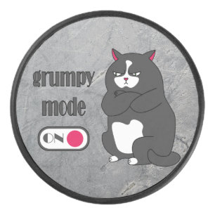 Grumpy mode op een rare vetkat hockey puck