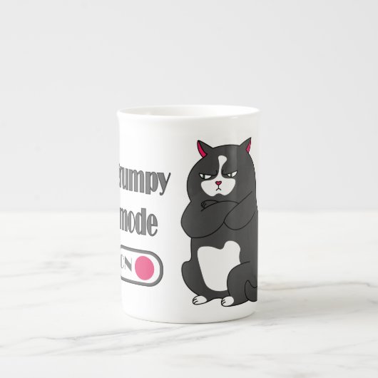 Grumpy mode op een rare vetkat porselein kop (Voorkant)