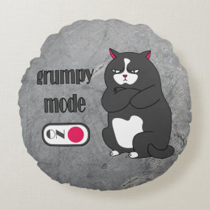 Grumpy mode op een rare vetkat rond kussen