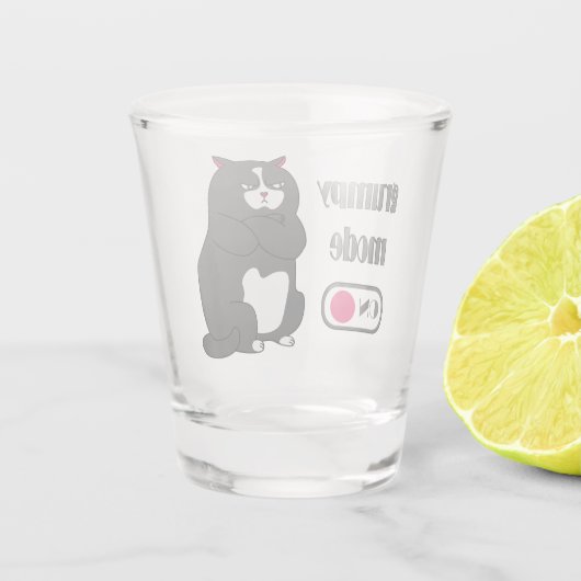 Grumpy mode op een rare vetkat shot glas (Achterkant)