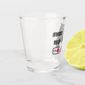 Grumpy mode op een rare vetkat shot glas (Links)