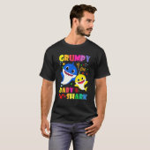 Grumpy Of The Birthday Shark Dad Mom Matching Fami T-shirt (Voorkant volledig)
