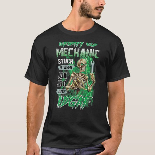 Grumpy Old Mechanic Stuck tussen IDK IDC en IDGA T-shirt (Voorkant)
