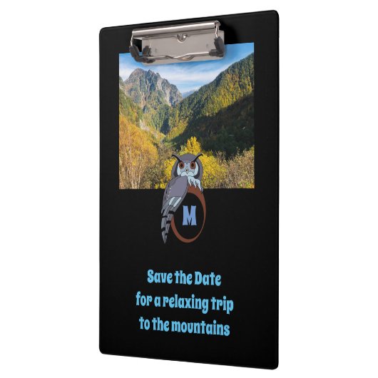 Grumpy Owl Nesting on Monogram Egg Foto Klembord (Links)