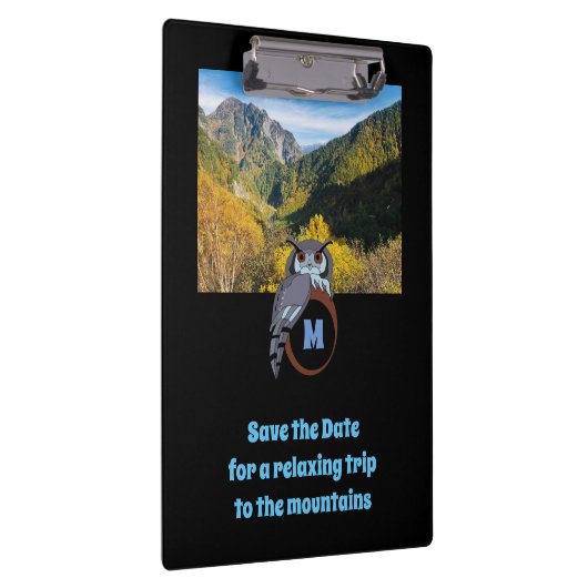 Grumpy Owl Nesting on Monogram Egg Foto Klembord (Rechts)