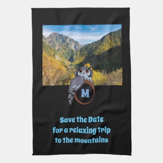 Grumpy Owl Nesting on Monogram Egg Foto Theedoek (Verticaal)