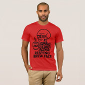 Grumpy Skeleton Coffee Lover – "Resting Brew Face" T-shirt (Voorkant volledig)