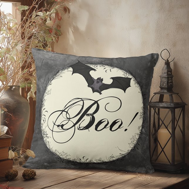 Grunge Boo Halloween Kussen (Halloween throw pillow with distressed moon, bat, and “Boo!” in script, gothic grunge Halloween home)