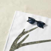 Grunge Camo Deer Silhouette Strandlaken (In situ)