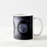 Grunge Chanukah Menorah Koffiemok<br><div class="desc">Grunge design met een menorah en een ster van David. Sommige digitale schildpadden die in dit werk worden gebruikt,  waren met dank aan Obsidian Dawn: www.obsidiandawn.com.</div>