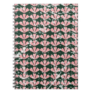Grunge harten en bloemen patroon. notitieboek