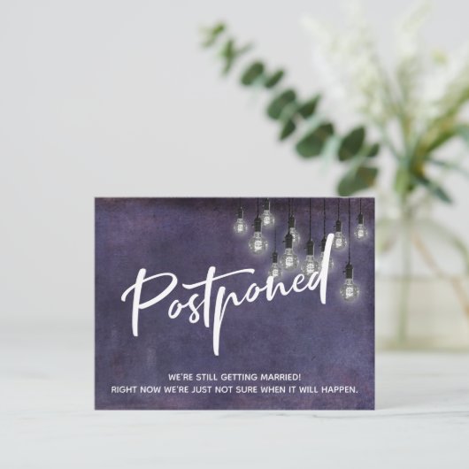 Grunge Paarse Edison Lights Uitgestelde bruiloft Briefkaart (Staand voorkant)