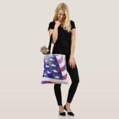 Grunge patriotic stromend Amerikaanse vlag, Old Gl Tote Bag (Op model)