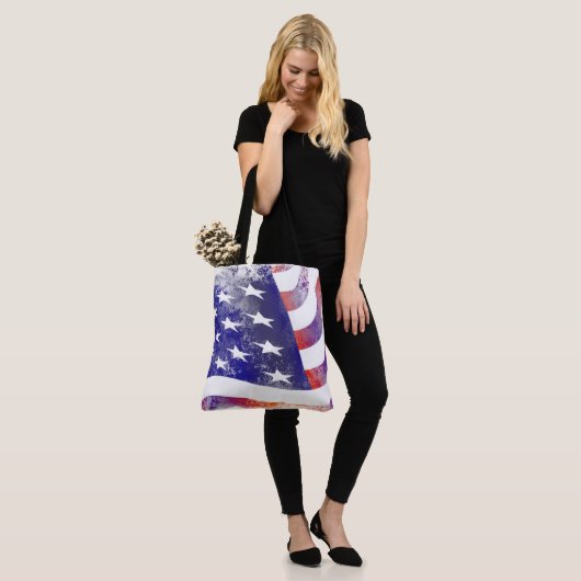 Grunge patriotic stromend Amerikaanse vlag, Old Gl Tote Bag (Op model)