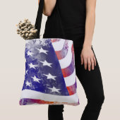 Grunge patriotic stromend Amerikaanse vlag, Old Gl Tote Bag (Dichtbij)