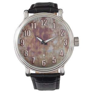 Grunge rusted metal met grote bronzen getallen horloge