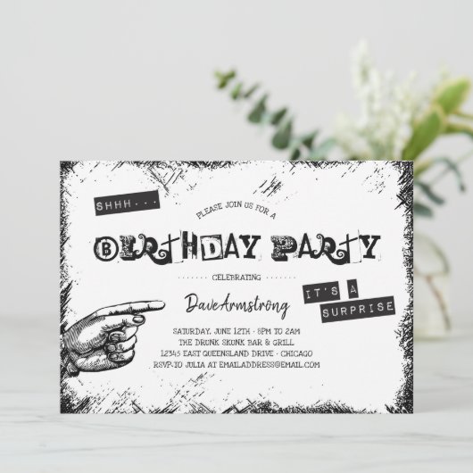 Grunge zwart-wit verrassingsverjaardagsfeestje kaart (Staand voorkant)