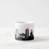 Grungy city background in zwart-wit espresso kop (Voorkant)