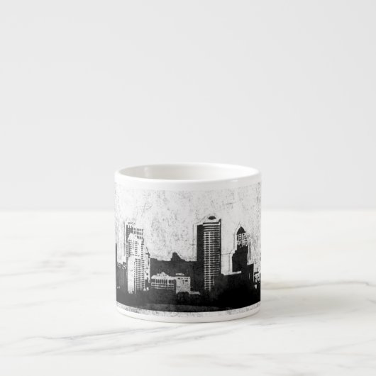Grungy city background in zwart-wit espresso kop (Voorkant)