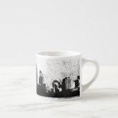 Grungy city background in zwart-wit espresso kop (Rechts)