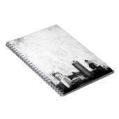 Grungy city background in zwart-wit notitieboek (Rechterzijde)