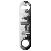 Grungy city background in zwart-wit speed flessenopener (Voorkant)