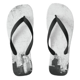 Grungy city background in zwart-wit teenslippers