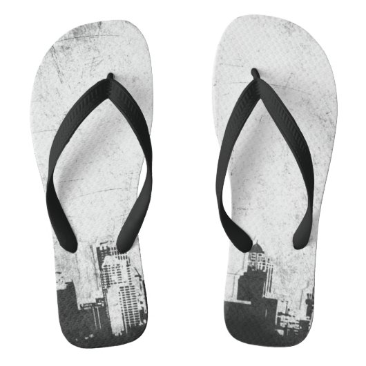 Grungy city background in zwart-wit teenslippers (Voetbed)