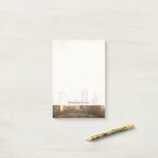 Grungy city background post-it® notes (Op bureau)