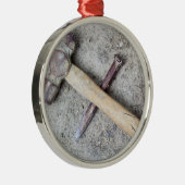 Grungy hammer en chisel metalen ornament (Rechts)