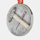 Grungy hammer en chisel metalen ornament (Links)
