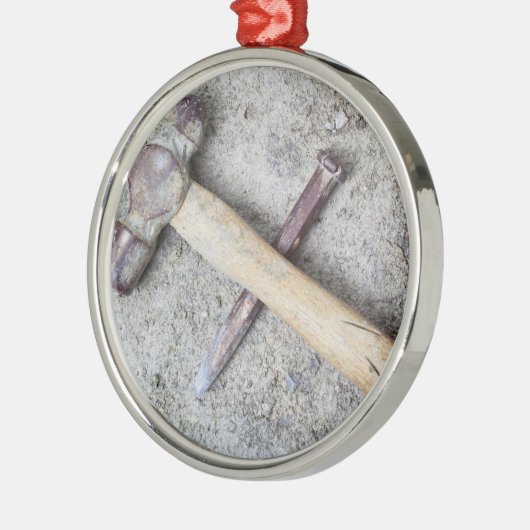 Grungy hammer en chisel metalen ornament (Links)