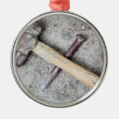 Grungy hammer en chisel metalen ornament (Voorkant)