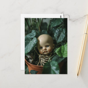 Gruselijke pop en botten in een plant briefkaart