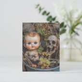 Gruselijke pop en skelet in een plant briefkaart (Staand voorkant)