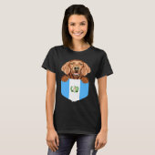 Guatemala Flag Irish Setter Dog In Pocket T-shirt (Voorkant volledig)