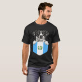 Guatemala Flag Pointer Dog In Pocket T-shirt (Voorkant volledig)