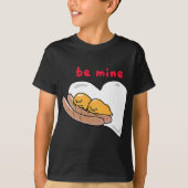 Gudetama Be Mine Sausage & Eggs Valentijns T-shirt (Voorkant)