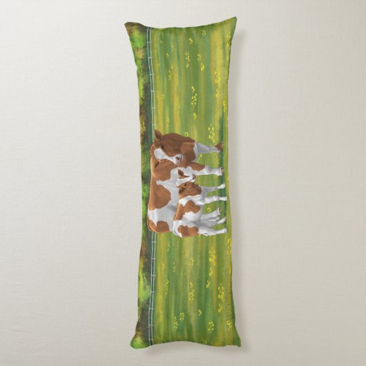 Guernsey Koe en Cute Calf in Summer Pasture Lichaamskussen (Achterkant (Verticaal))